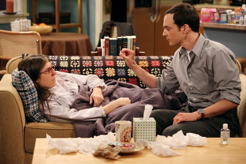 Während Sheldon (Jim Parsons, r.) sich um Amy (Mayim Bialik, l.) kümmert, als sie krank ist, bereitet sich Howard auf einen Ausflug mit seinem Schwiegervater vor … – Bild: Warner Bros. Television Lizenzbild frei