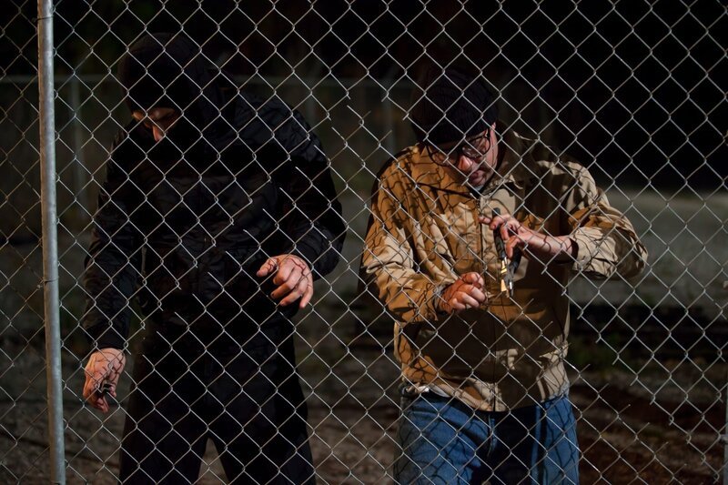Matthew Williams und Andrew Rodgers durchschnitten den Zaun, um zu entkommen – Bild: FOX /​ BK3 Productions Inc.