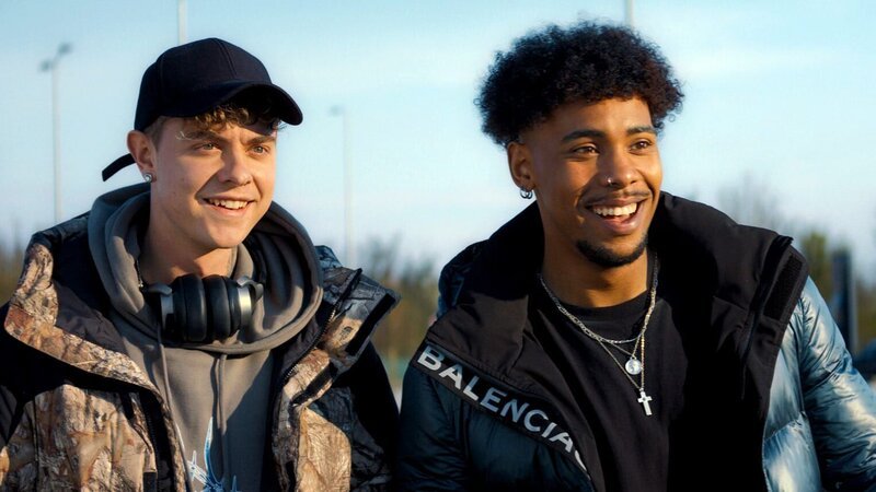 MC Larry (Jonas Ems, li.) mit Kumpel Cornelius (Sydney Amoo) – Bild: RTL Zwei MC Larry (Jonas Ems, li.) mit Kumpel Cornelius (Sydney Amoo) – Bild: RTL Zwei