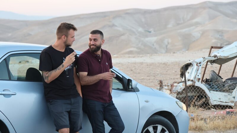 Danilo mit seinem Kollegen und Freund Emad in der Westbank, unweit von Bethlehem. (Vor dem Ausbruch des Kriegs in Gaza). – Bild: ZDF und Thomas Beckmann Danilo mit seinem Kollegen und Freund Emad in der Westbank, unweit von Bethlehem. (Vor dem Ausbruch des Kriegs in Gaza). – Bild: ZDF und Thomas Beckmann