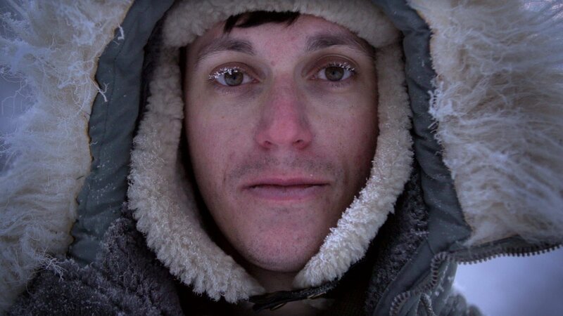 Alex Javour in below freezing temperatures while at his cabin in Bear Creek, Alaska. (National Geographic/​Ben Mullen) – Bild: Ben Mullen /​ National Geographic/​Ben Mullen /​ National Geographic