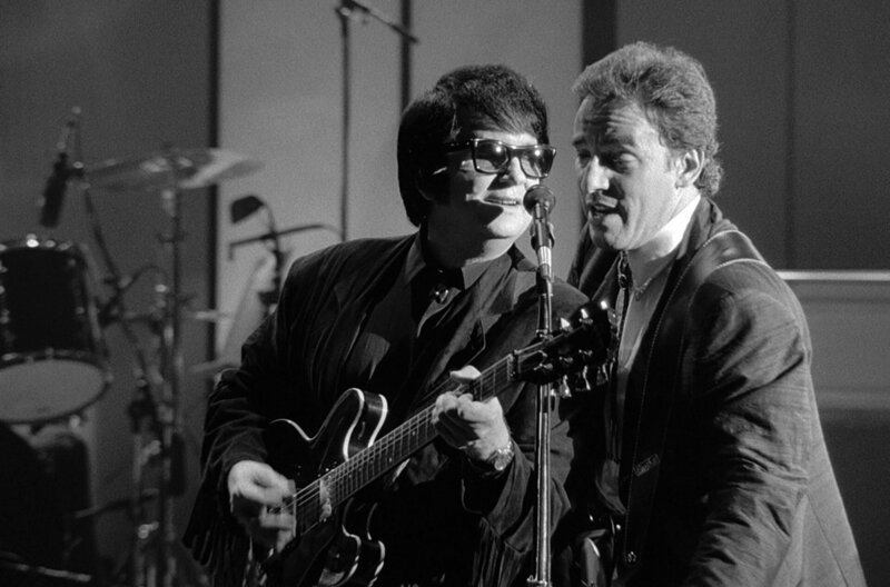 Roy Orbison (li.) mit Bruce Springsteen (re.) im September 1987 zusammen auf der Bühne – Bild: Sony Music Entertainment / Roy Orbison (li.) mit Bruce Springsteen (re.) im September 1987 zusammen auf der Bühne Roy Orbison (li.) mit Bruce Springsteen (re.) im September 1987 zusammen auf der Bühne – Bild: Sony Music Entertainment / Roy Orbison (li.) mit Bruce Springsteen (re.) im September 1987 zusammen auf der Bühne