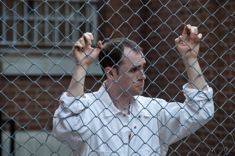 Laird in the prison exercise yard. – Bild: BK3 Productions /​ Diego Garcia /​ NGC