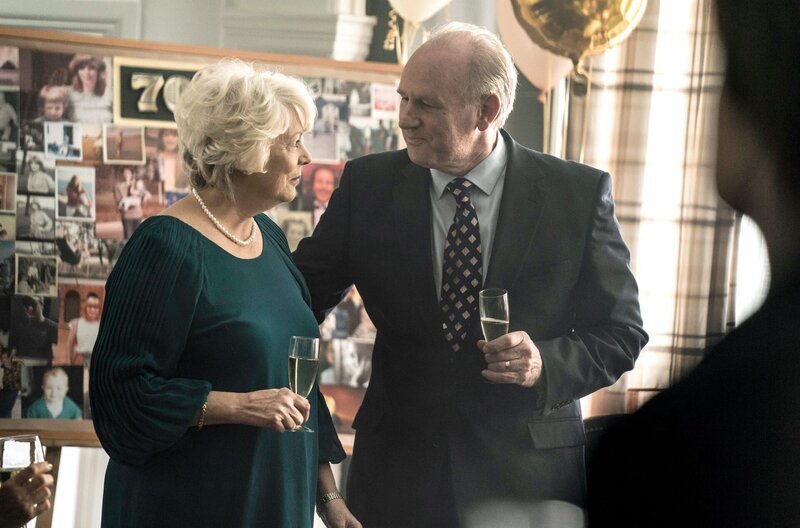 Gail (Alison Steadman) und ihr Ehemann Henry (Peter Davison) stoßen gemeinsam mit ihren Gästen auf ihren 70. Geburtstag an. – Bild: BBC/​Drama Republic Ltd /​ © BBC/​Drama Republic Ltd