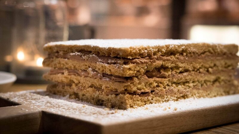 Paul kreiert zwei Kuchen, die von seinen isländischen Erkenntnissen inspiriert sind; eine Vinatorta mit Biskuitschicht und verwendet den traditionellen isländischen Joghurt für seinen Skyr-Sandwich-Kuchen. – Bild: TVNOW