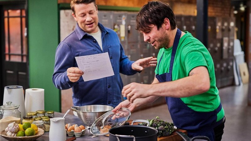 Die Köche stellen der Jury ihre Kochbuch-Ideen und Rezepte das erste Mal vor, immer an ihrer Seite: Jamie Oliver. In anderthalb Stunden müssen sie ein Gericht zubereiten, welches ihrer Meinung nach das Konzept ihres Kochbuches am Besten repräsentiert. – Bild: RTL /​ ©2021 Jamie Oliver Enterprises Ltd