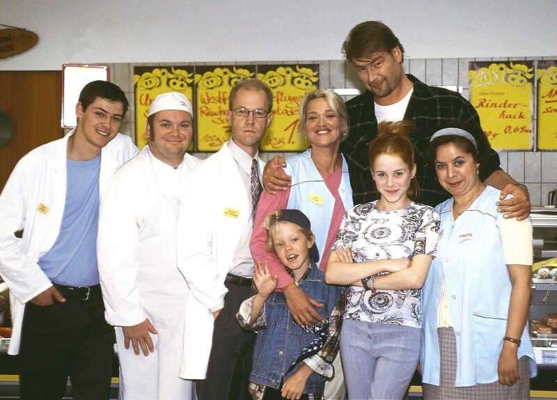 v.li.: Kevin (Kevin Lorenz), Bernie (Georg Alfred Wittner), Schumann (Lutz Herkenrath), Rita (Gaby Köster), Horst (Frank Vockroth); vorne v.li.: Markus (Marius Theobald), Sandra (Jasmin Schwiers), Gisi (Franziska Traub) – Bild: RTLplus /​ Lässig