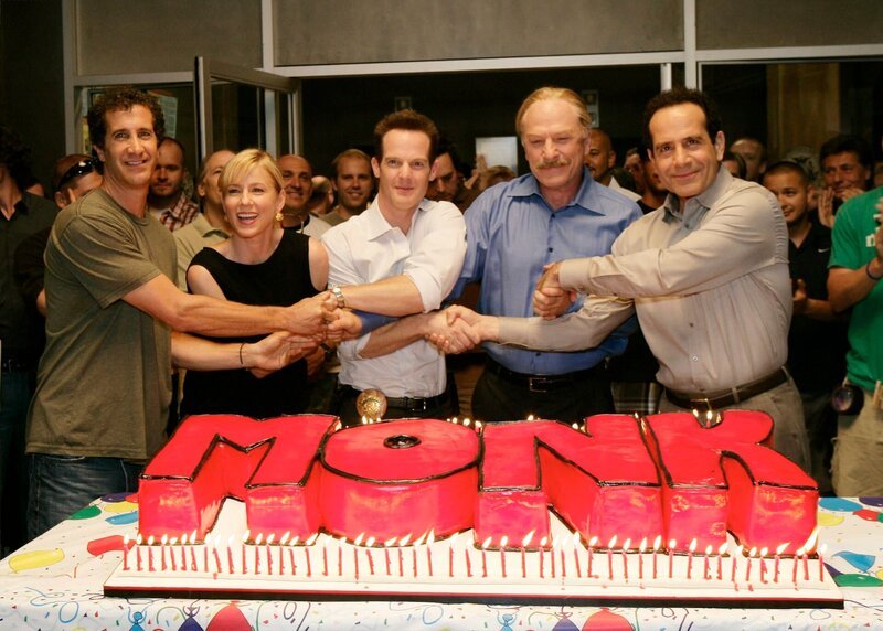 L-R: Executive Producer Randy Zisk, Traylor Howard, Jason Gray-Stanford, Ted Levine, Tony Shaloub – Bild: Universal Channel (DE) /​ Mitch Haddad /​ © USA Network /​ Episodic /​ © USA Network ©Universal Channel Photocredit Mandatory, Editorial Use Only, No Archive, No Resale