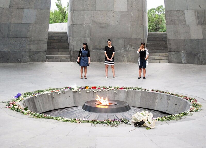 Lisa (r.), Silvia (M.) und Astghik (l.) besuchen das Genozid-Denkmal in Jerewan – Bild: SRF