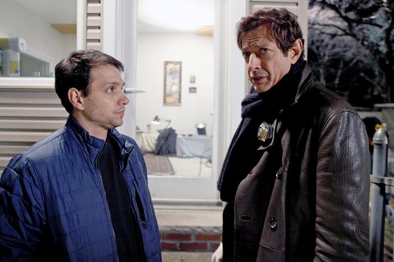 Louis Marciano (Ralph Macchio, l.) und Detective Zach Nichols (Jeff Goldblum) – Bild: VOX