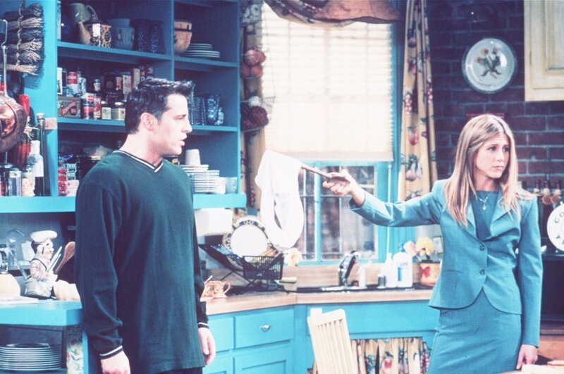 Joey (Matt LeBlanc, l.) ist nach wie vor der Einzige, der von der Beziehung von Monica und Chandler weiß. Wieder muss er die beiden vor Rachel (Jennifer Aniston, r.) decken und gerät dadurch in peinliche Situation._Titel: Friends – Bild: ProSieben Media AG