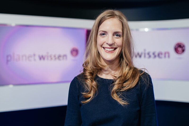 Moderatorin Carolin Matzko. – Bild: BR/​Julia Müller/​Julia Müller