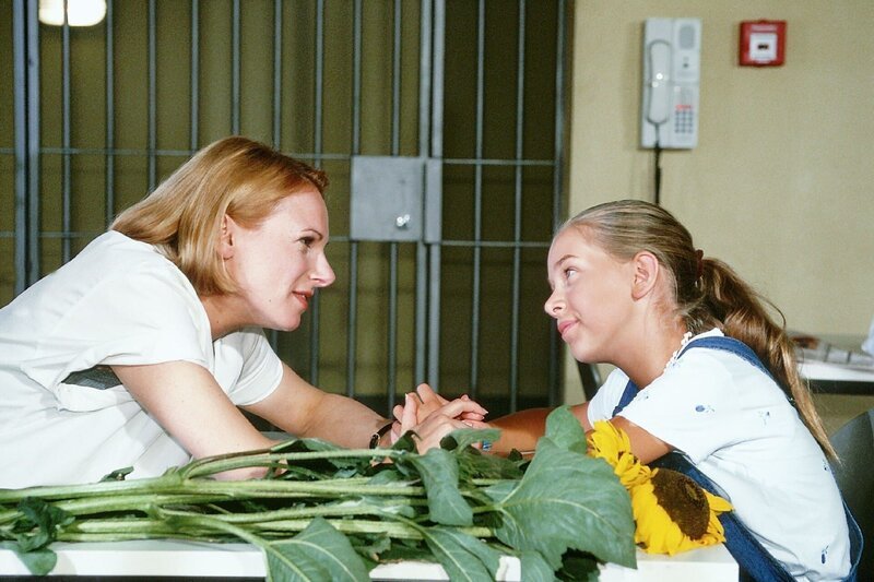 Endlich darf Lilli (Anna Herrmann, re.) ihre Mama (Bettina Kramer) wieder im Gefängnis besuchen. Doch Lilli leidet sehr darunter, dass ihr Bruder kein Kontakt zur Mutter haben will. – Bild: RTLup
