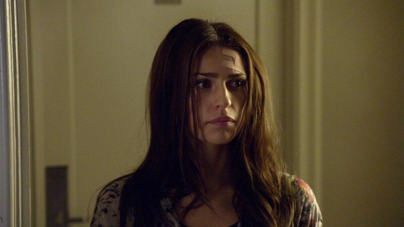 Brooke Hallworth (Raquel Alessi) wird in einem Hotelzimmer niedergeschlagen. Aufgrund einer Amnesie kann sie sich nicht mehr an den Vorfall erinnern. – Bild: VOX
