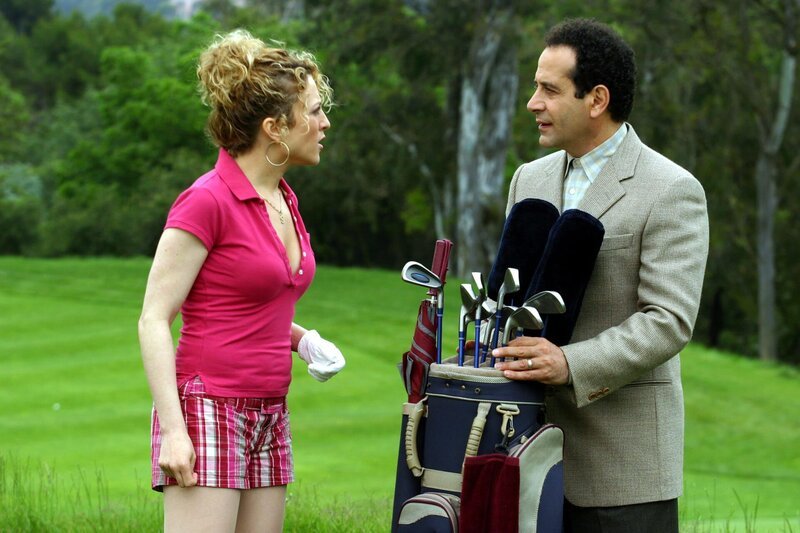 Sharona (Bitty Schram, l.) wird zu einer Partie Golf herausgefordert. Mr. Monk (Tony Shalhoub, r.) stellt sich als Caddie zur Verfügung. – Bild: ORF/​Universal/​Doug Hyun