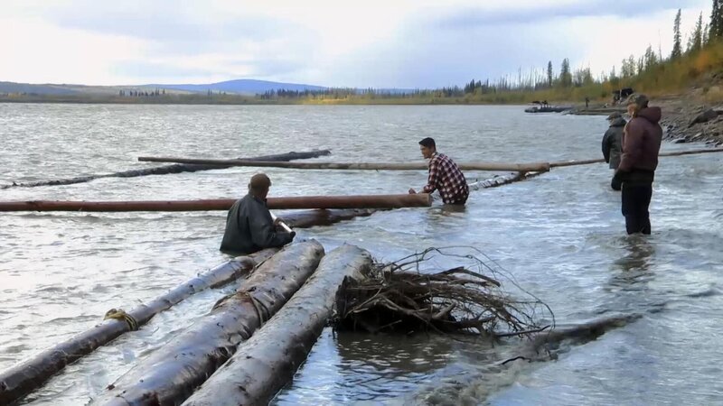 Veteran Yukon River rafter Neil uses an old „family trick“ to help get his tearn’s log raft built in time. – Bild: 1996–2016 National Geographic Channel. All rights reserved.