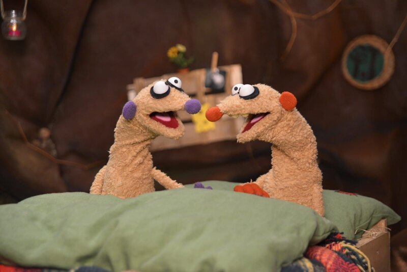 Die Erdmännchen Jan & Henry werden durch ein seltsames Geräusch in Ihrer Küche aus dem Schlaf gerissen. – Bild: rbb/​bigSmile Ent./​NDR/​MDR