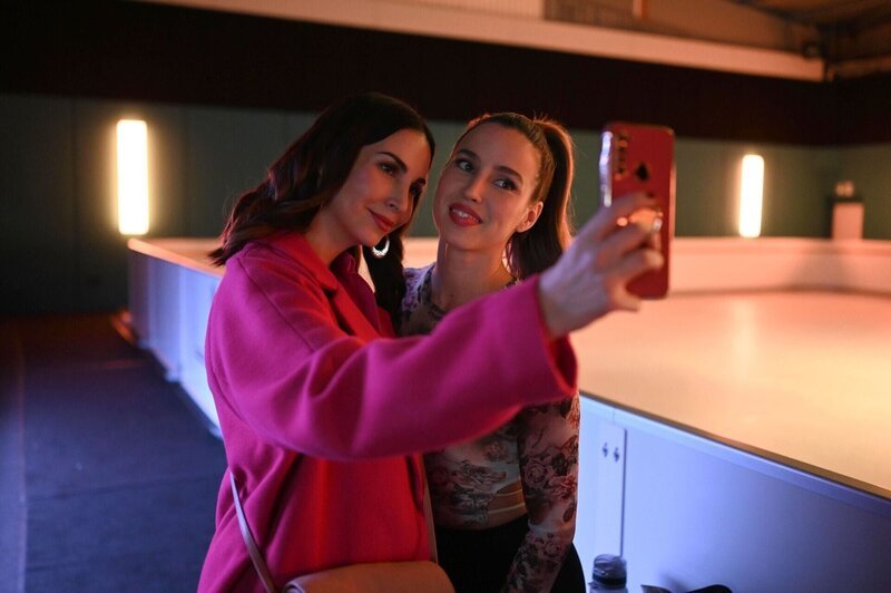 Miray (Sila Sahin, l.) ergattert am Ende doch noch ein Selfie mit Chiara (Alexandra Fonsatti). +++ – Bild: RTL /​ Julia Feldhagen