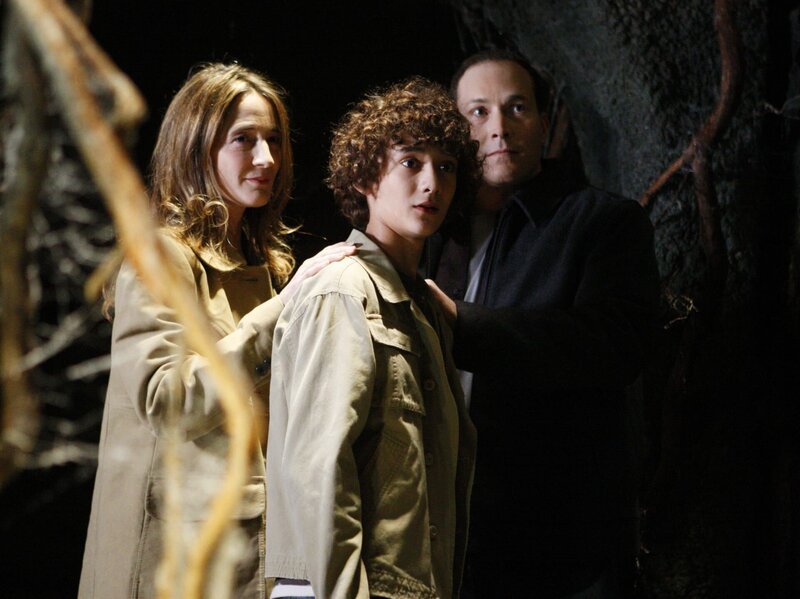 Die Geister von Daniel (Masam Holden, M.) und seinen Eltern (Anne Ramsay, l. und Javi Mulero, r.) sind in einem Tunnelsystem, das unter Melindas Laden verläuft, gefangen … – Bild: ABC Studios Lizenzbild frei
