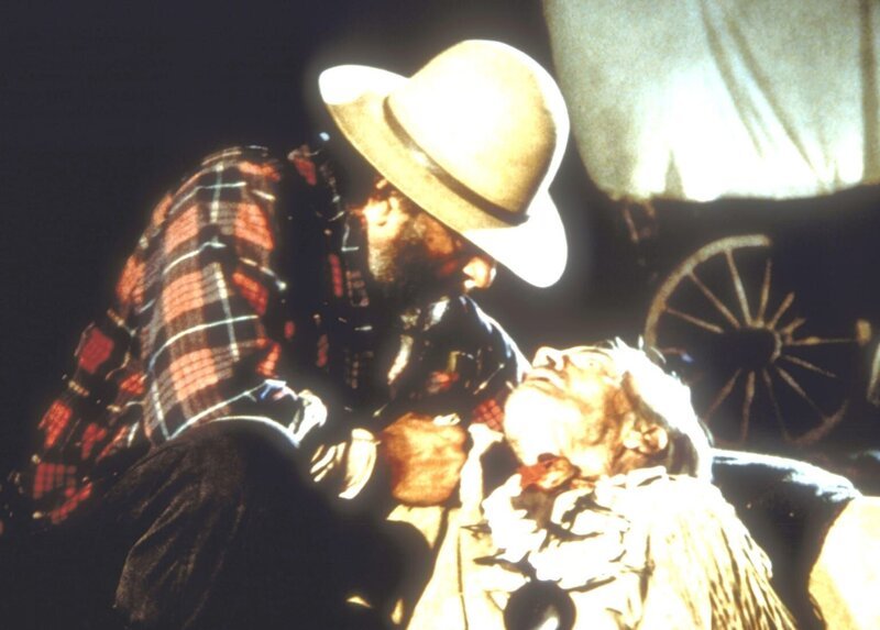 Der alte „Buffalo Bill“ (Eddie Quillan, r.) bittet Isaiah (Viktor French, l.), für sein kleines Mädchen zu sorgen. – Bild: Worldvision Lizenzbild frei