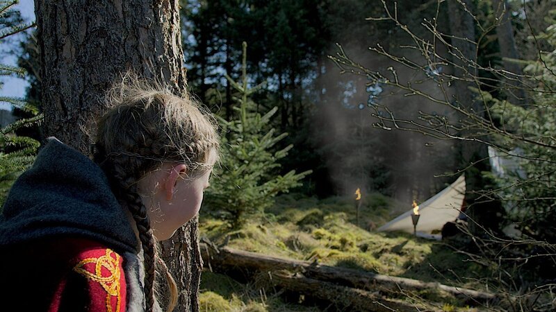 Gudrun und Frida nähern sich einem Lager im Wald. – Bild: WDR/​Maramedia/​BBC/​CBeebies