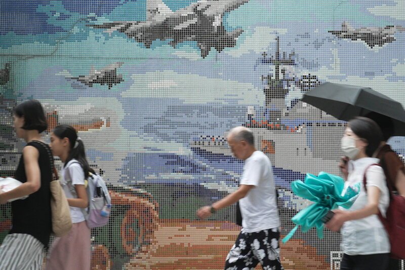 SRF DOK Taiwan – Chinas Drohung an die Welt Menschen vor Mosaik in Taipeh SRF/​3sat – Bild: SRF1