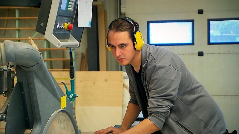 Tischler-Azubi Alex (23) arbeitet an der Säge. – Bild: WDR/​ume GmbH/​Christine Alvarez