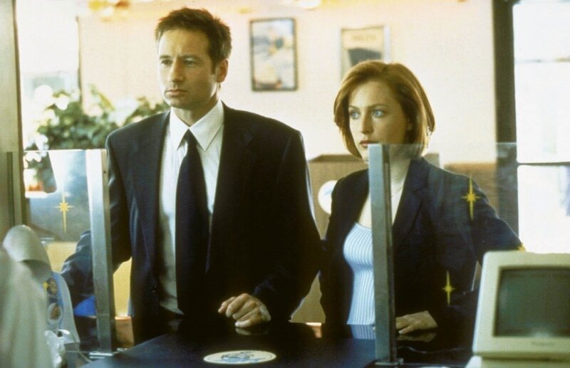 Mulder (David Duchovny, li.) und Scully (Gillian Anderson) ermitteln in einem Mordfall. – Bild: PR7; ProSieben Media AG