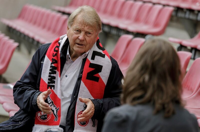 Karl-Heinz Thielen, ehemaliger Fußballer und Manager des 1 FC Köln im Rhein-Energie-Stadion, Köln. Im Film erinnert er sich an seine Zeit in den 60ern. – Bild: WDR/​Ludolf Dahmen
