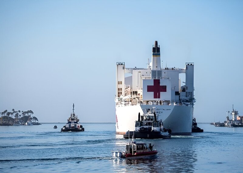 Seit mehr als 35 Jahren wird die USNS Mercy als schwimmendes Krankenhaus eingesetzt und hat in verschiedenen Regionen des Pazifiks bei Katastrophen Soforthilfe geleistet. – Bild: WELT