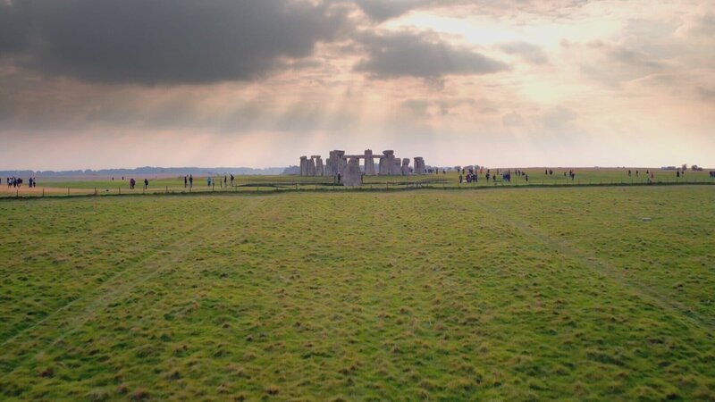 Stonehenge – ein 5000 Jahre altes Rätsel im Süden Englands. Trotz jahrelanger Forschungen sind sich Archäologen nicht einig, warum und wie dieses atemberaubende Bauwerk errichtet wurde. – Bild: ZDF und Blink Films/​Blink Films