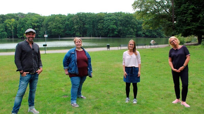 Gemeinsam mit Psychologin Bettina Löhr (r) hilft Doc Esser (l) Nicole Szperna (3.v.l.) aus Wegberg und Leverkusenerin Jessica Kannenberg aus ihrer Stress-Spirale. – Bild: WDR/​solis TV