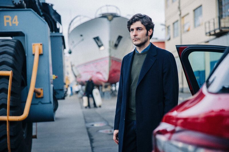 Luca (Lino Guanciale) geht wieder auf die Werft, um seiner Arbeit nachzugehen. – Bild: ZDF und Matheus Bertoni./​Matheus Bertoni