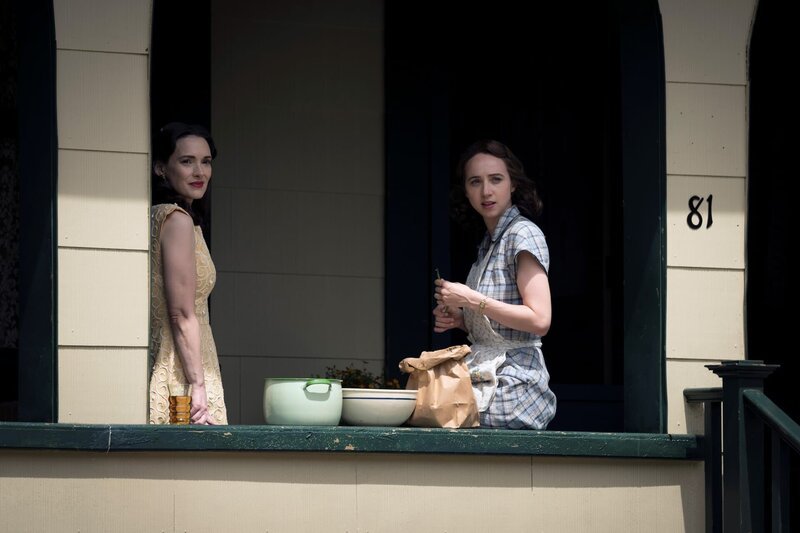 L-R: Evelyn Finkel (Winona Ryder) and Elizabeth ‚Bess‘ Levin (Zoe Kazan) – Bild: Die Verwendung ist nur bei redak /​ HBO /​ © Home Box Office, Inc. All rights reserved. HBO® and all related programs are the property of Home Box Office, Inc