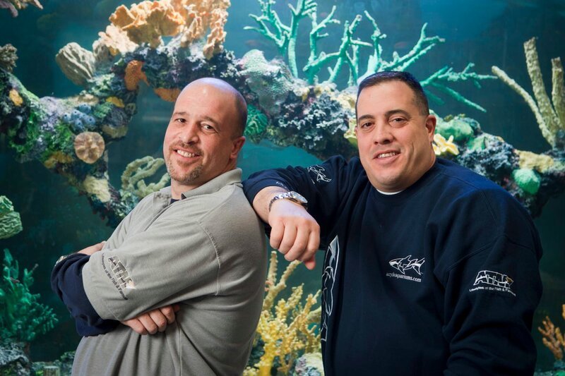 Brett Raymer (left) and Wayde King (right), owners of Acrylic Tank Manufacturing (ATM). – Bild: Copyright: Discovery Communications, Inc. For Show Promotion Only
