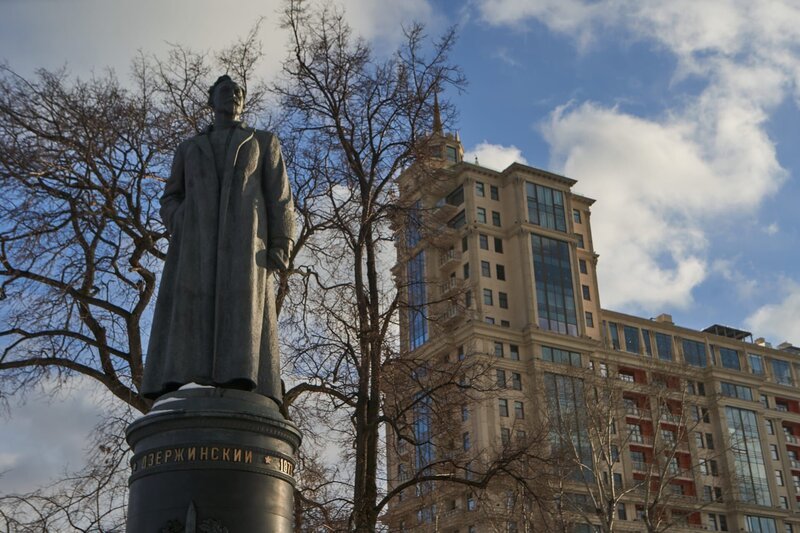 Feliks Dserschinski wurde 1917 erster Chef der geheimen Staatspolizei. Seine Statue stand zentral vor der Lubjanka, bis sie 1991 gest¸rzt wurde. Heute steht sie in neuem Glanz in einem Moskauer Park.Feliks Dserschinski wurde 1917 erster Chef der geheimen Staatspolizei. Seine Statue stand zentral vor der Lubjanka, bis sie 1991 gestÂ¸rzt wurde. Heute steht sie in neuem Glanz in einem Moskauer Park. – Bild: ZDF und Eugen Khorolskiy./​Eugen Khorolskiy