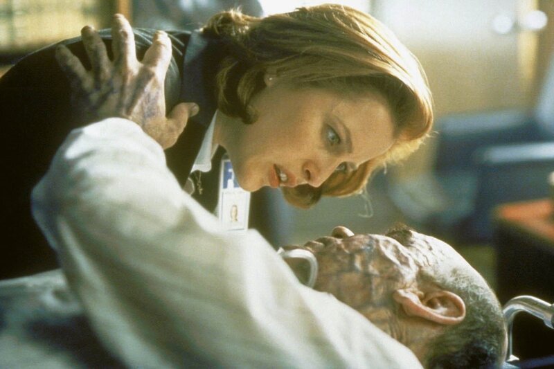 Scully (Gillian Anderson) kann Skinner (Mitch Pileggi, liegend) gerade noch vor einem weiteren Mordanschlag bewahren. – Bild: PR7; ProSieben Media AG