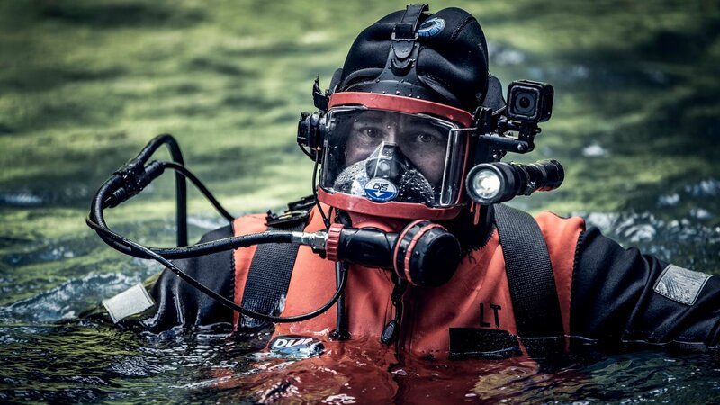 Paul Richardson in water in dive uniform. – Bild: Discovery Channel /​ Photobank: 37297_ep411_001 /​ Discovery Communications, LLC