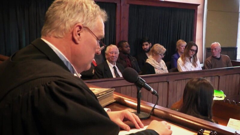 Während der Anhörung vor Gericht. – Bild: TLC