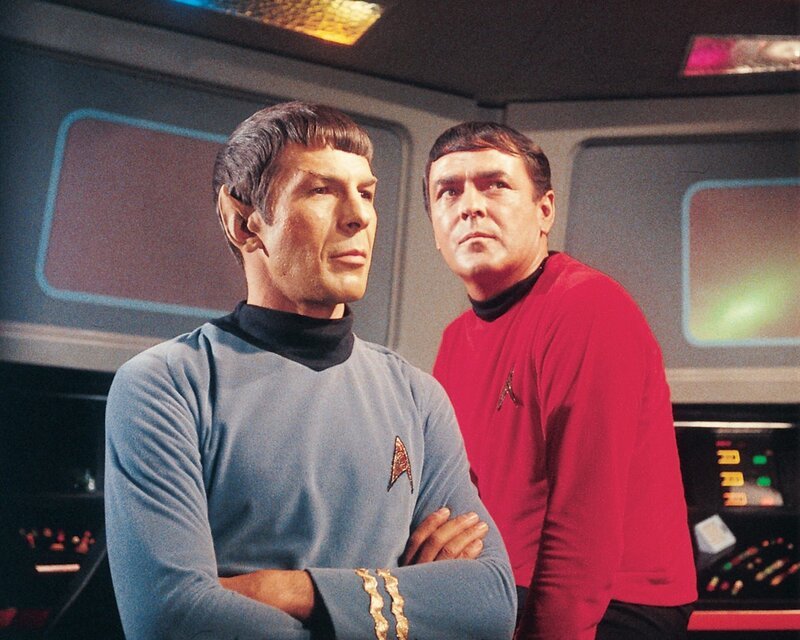 L-R: Spock (Leonard Nimoy) and Scotty (James Doohan) – Bild: SYFY