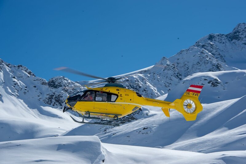 Der Helikopter landet, um den Schwerverletzten zu bergen. – Bild: ZDF und Thomas R. Schumann./​Thomas R. Schumann