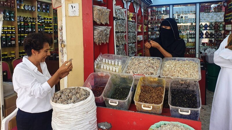 Golineh Atai mit der Weihrauchhändlerin Mariam im Souk von Salalah, Oman. – Bild: ZDF und Nadja Kölling./​Nadja Kölling