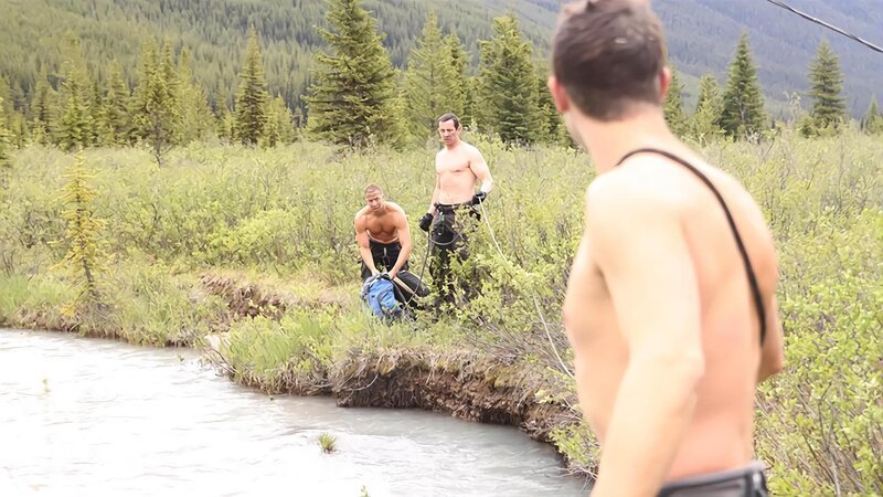 Bear prepares to swim across a river as the fans (Joe and Sean) look on. – Bild: Discovery Communications