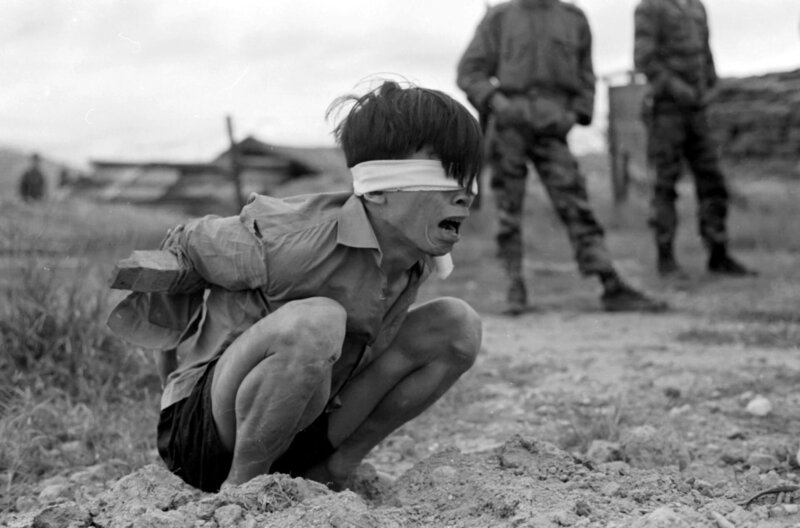 Gefangener Vietcong-Kämpfer im Vietnamkrieg. – Bild: WDR/​Library of Congress