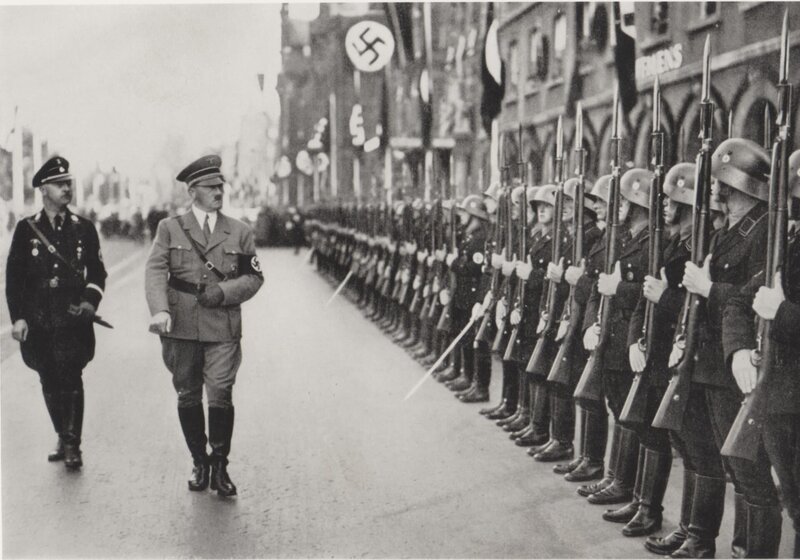 Adolf Hitler bei einer Truppen-Inspektion. – Bild: ZDF und Spiegel-TV.