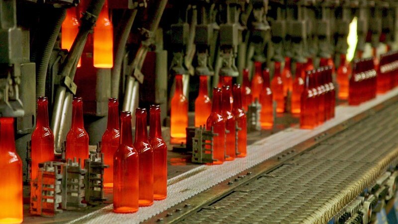 Bis zu 25.200 Flaschenrohlinge produziert allein diese Maschine innerhalb einer Stunde. – Bild: N24 Doku Bis zu 25.200 Flaschenrohlinge produziert allein diese Maschine innerhalb einer Stunde. – Bild: N24 Doku