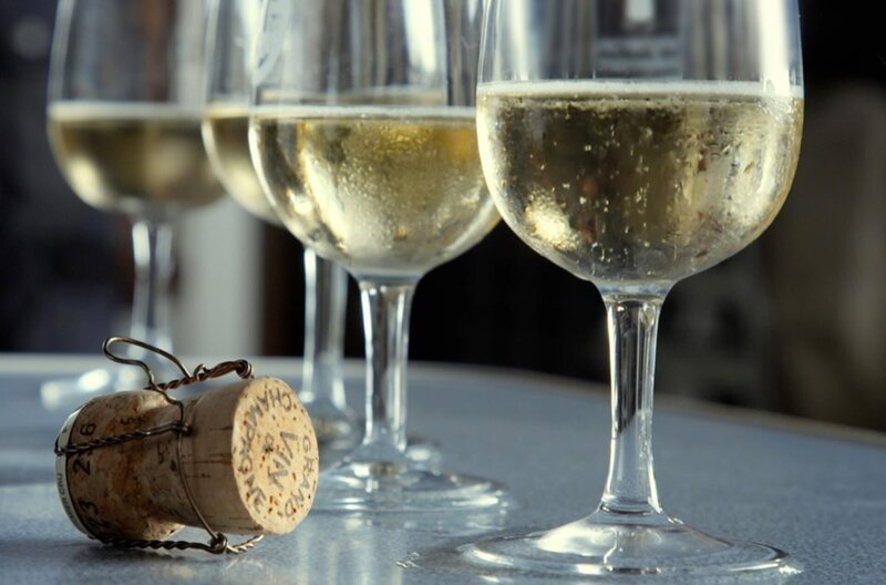 Frisch servierter Champagner: Grand Vin de Champagne – Bild: Paul Pflüger /​ Frisch servierter Champagner: Grand Vin de Champagne