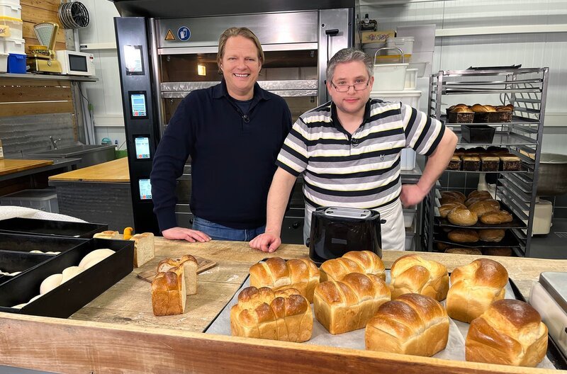 Bäckermeister Hardy Kreutschmann (r) zeigt Björn Freitag (l) die verschiedenen handwerklichen Herstellungsmethoden von Toastbrot. – Bild: WDR/​solis TV/​Joshua Stolz