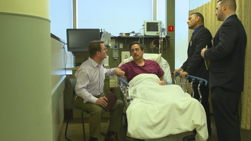Dan tells detectives his story from the hospital bed. – Bild: Discovery Communications