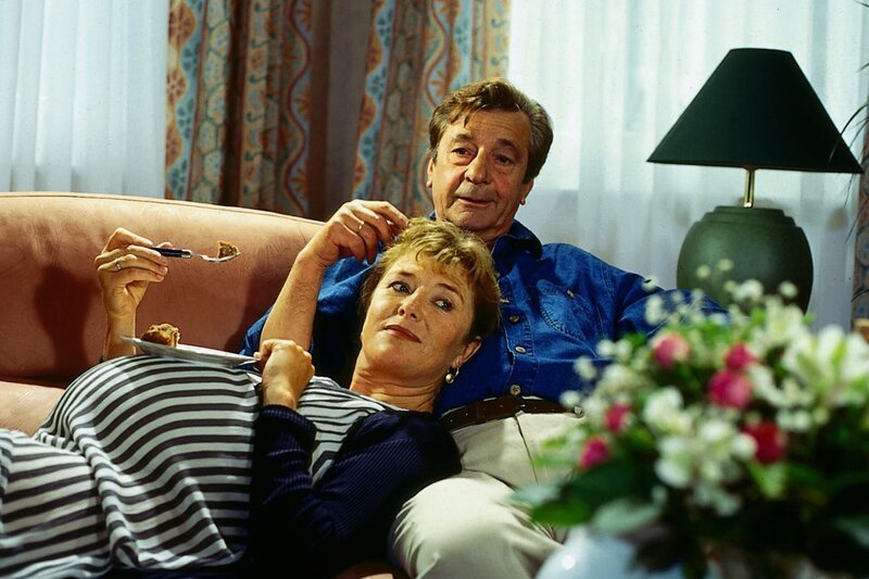 3. Margot (Jutta Speidel) und Berthold (Günter Mack) können sich einfach nicht einigen, wie denn nun der zukünftige Sohn heißen soll. – Bild: ZDF und Hermann Roth./​Hermann Roth